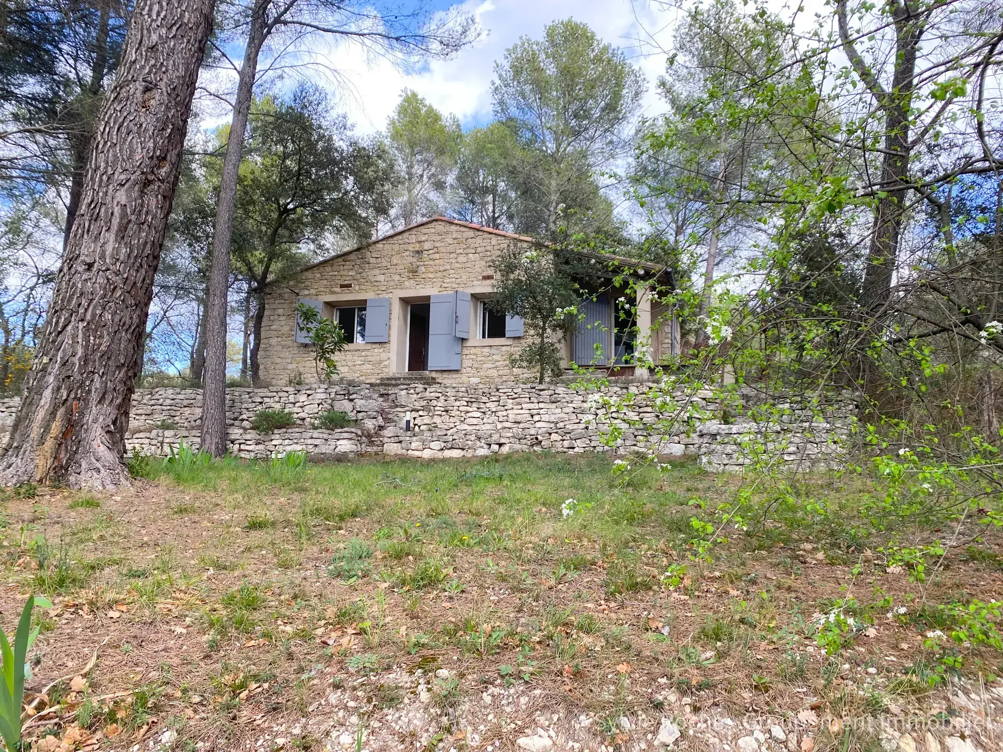 Mazet en pierre à Velleron, 2 pièces, 43 m², terrain 2875 m², rénovation récente 