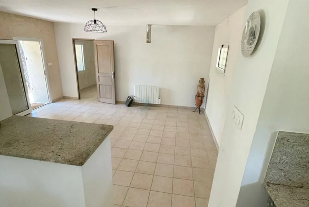 Mazet en pierre à Velleron, 2 pièces, 43 m², terrain 2875 m², rénovation récente 