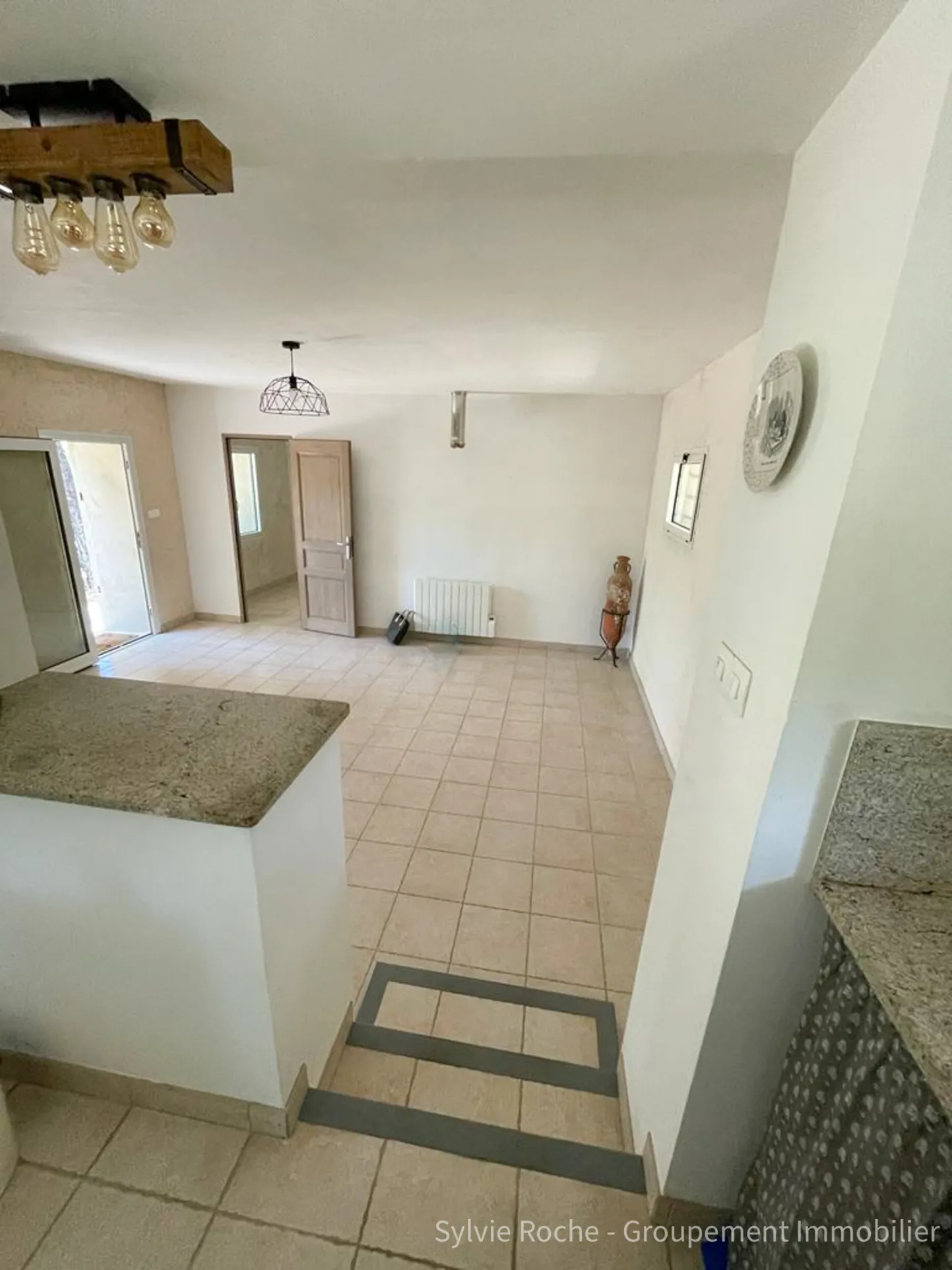 Mazet en pierre à Velleron, 2 pièces, 43 m², terrain 2875 m², rénovation récente 