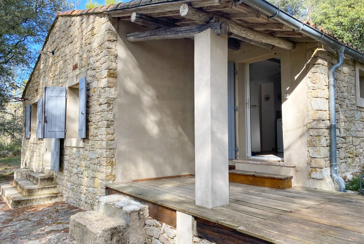 Mazet en pierre à Velleron, 2 pièces, 43 m², terrain 2875 m², rénovation récente 