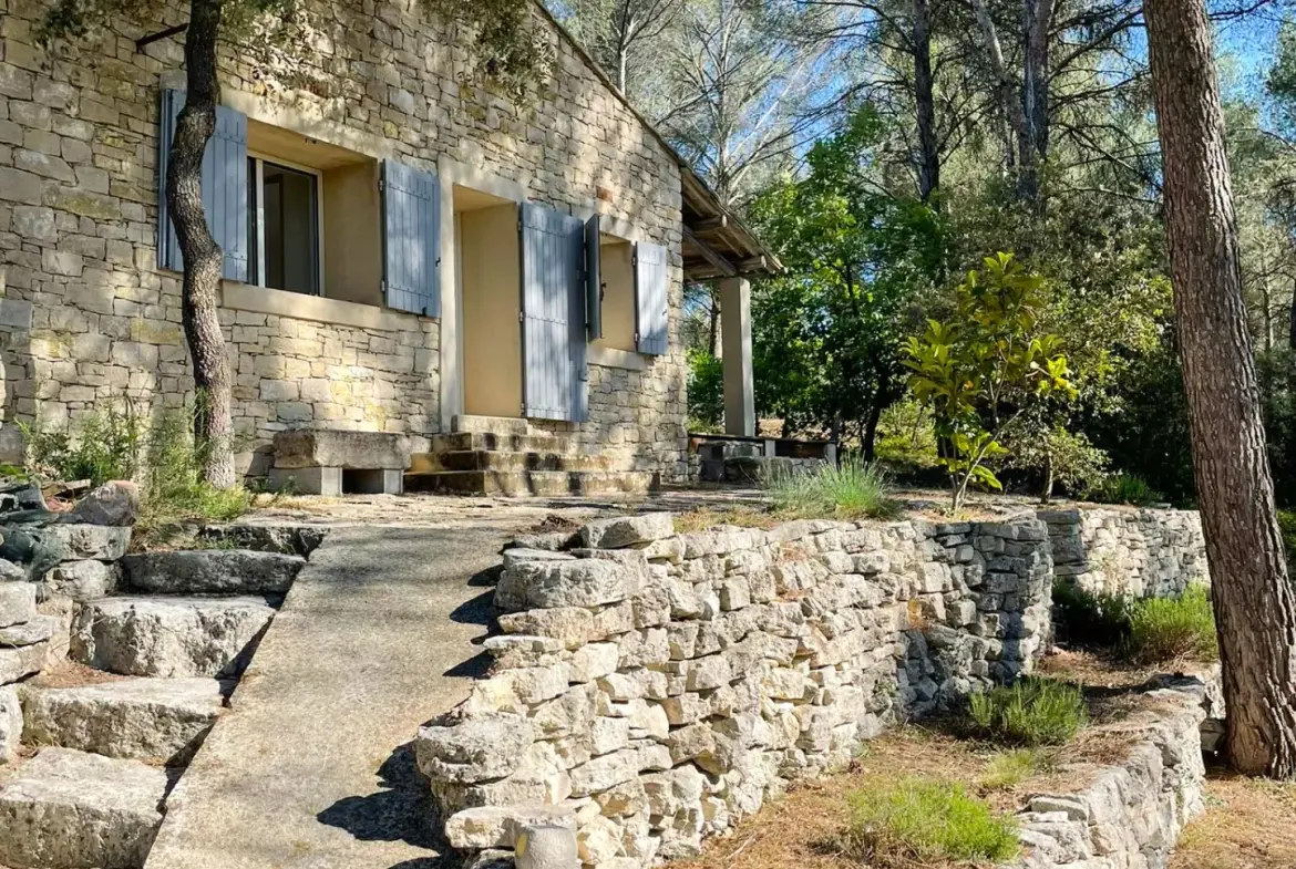 Mazet en pierre à Velleron, 2 pièces, 43 m², terrain 2875 m², rénovation récente 