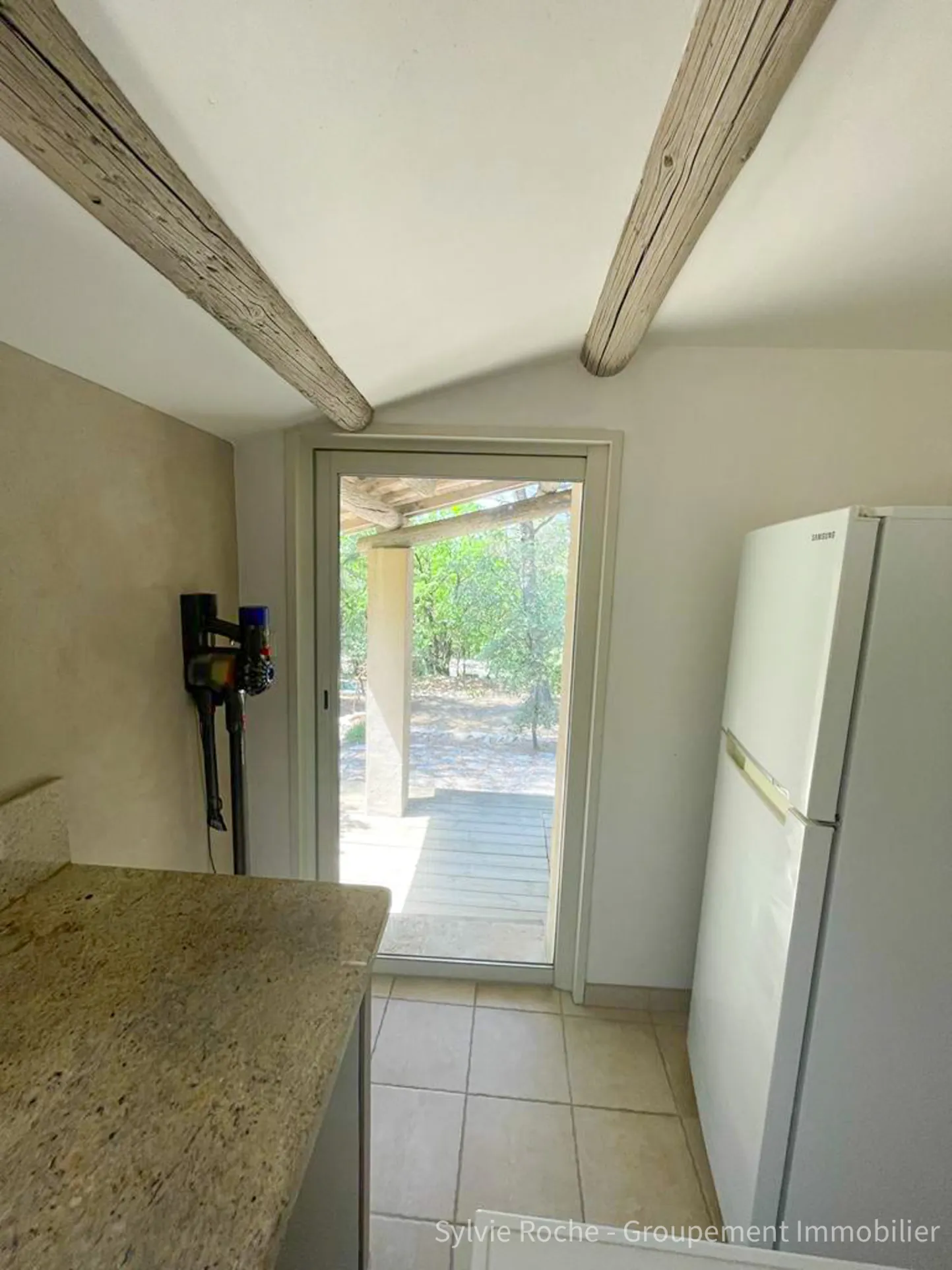 Mazet en pierre à Velleron, 2 pièces, 43 m², terrain 2875 m², rénovation récente 