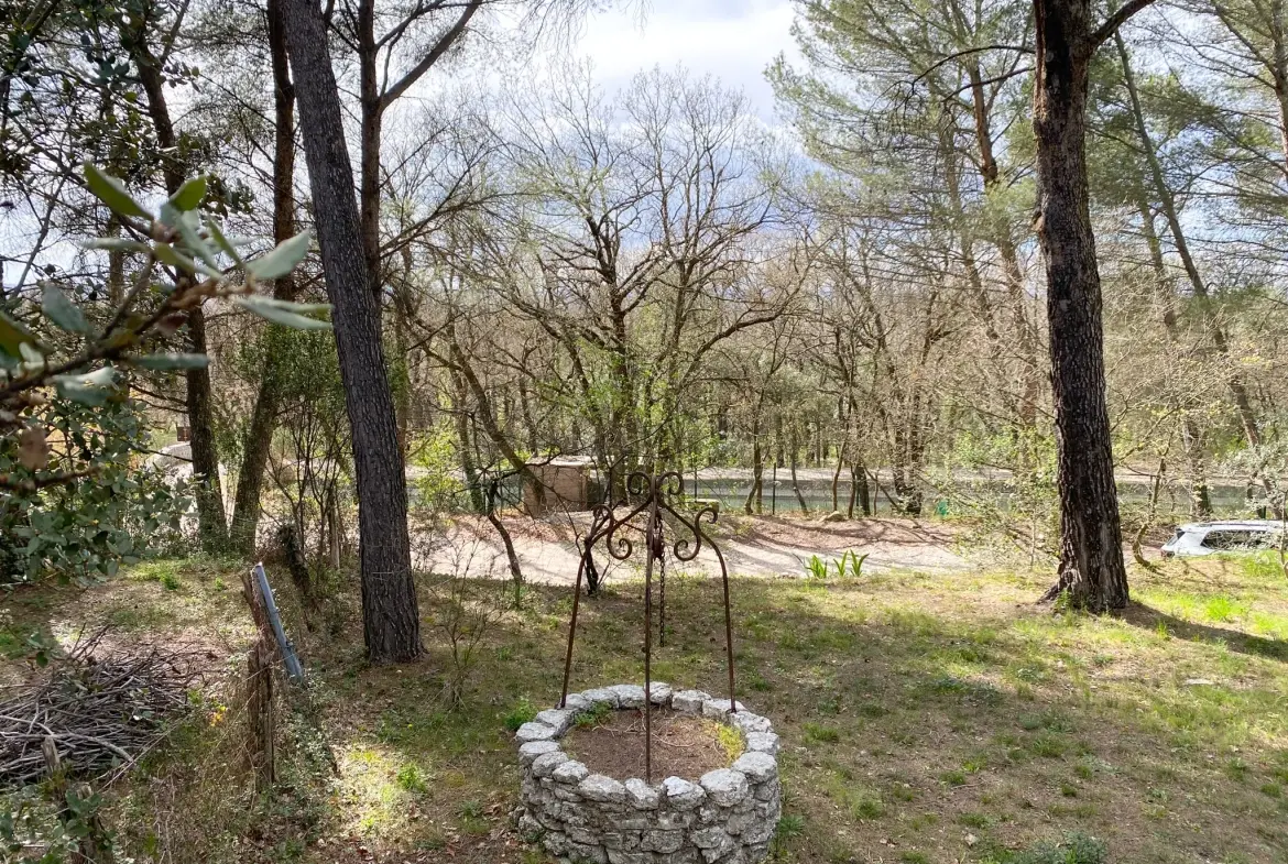 Mazet en pierre à Velleron, 2 pièces, 43 m², terrain 2875 m², rénovation récente 