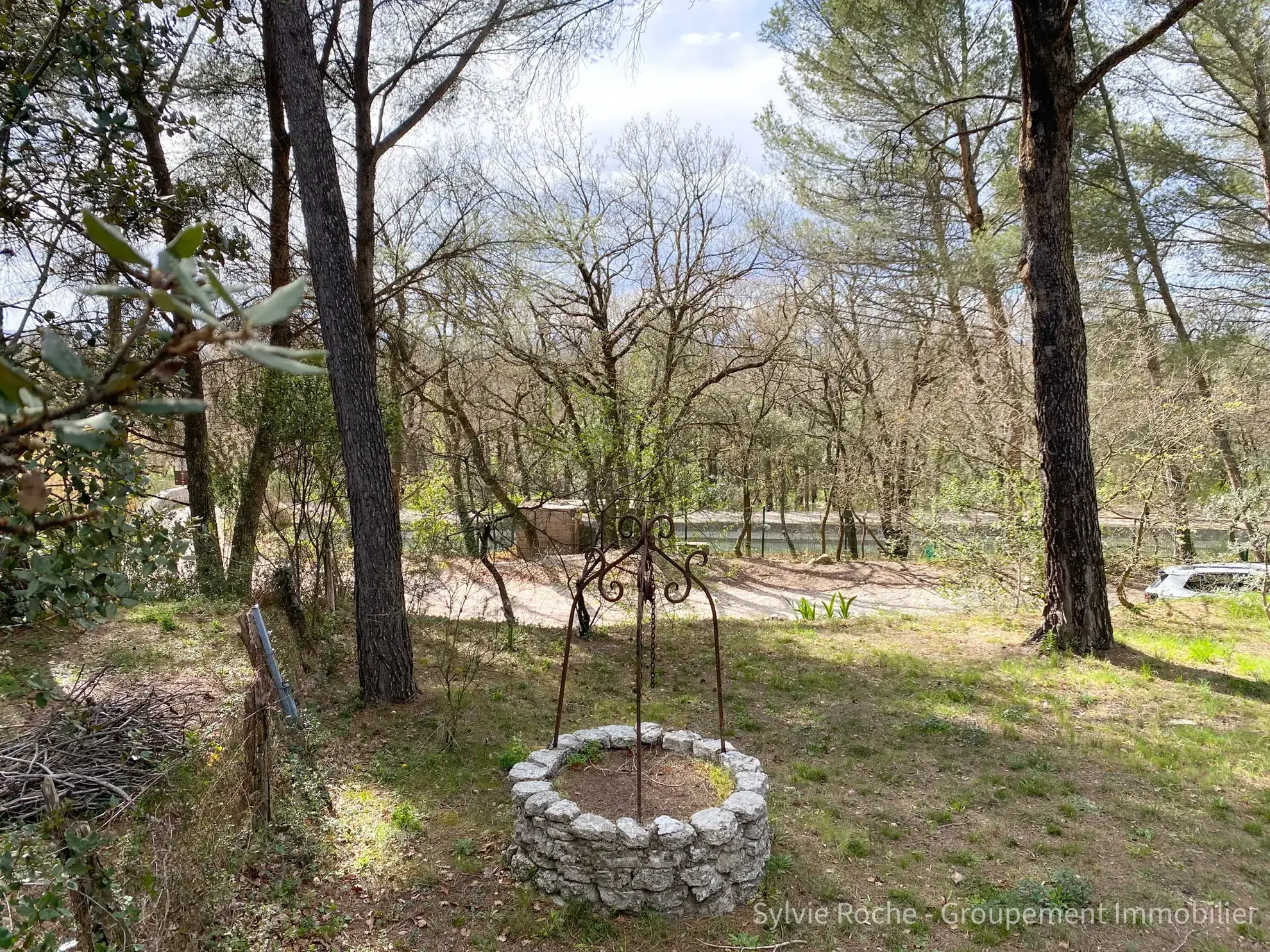 Mazet en pierre à Velleron, 2 pièces, 43 m², terrain 2875 m², rénovation récente 