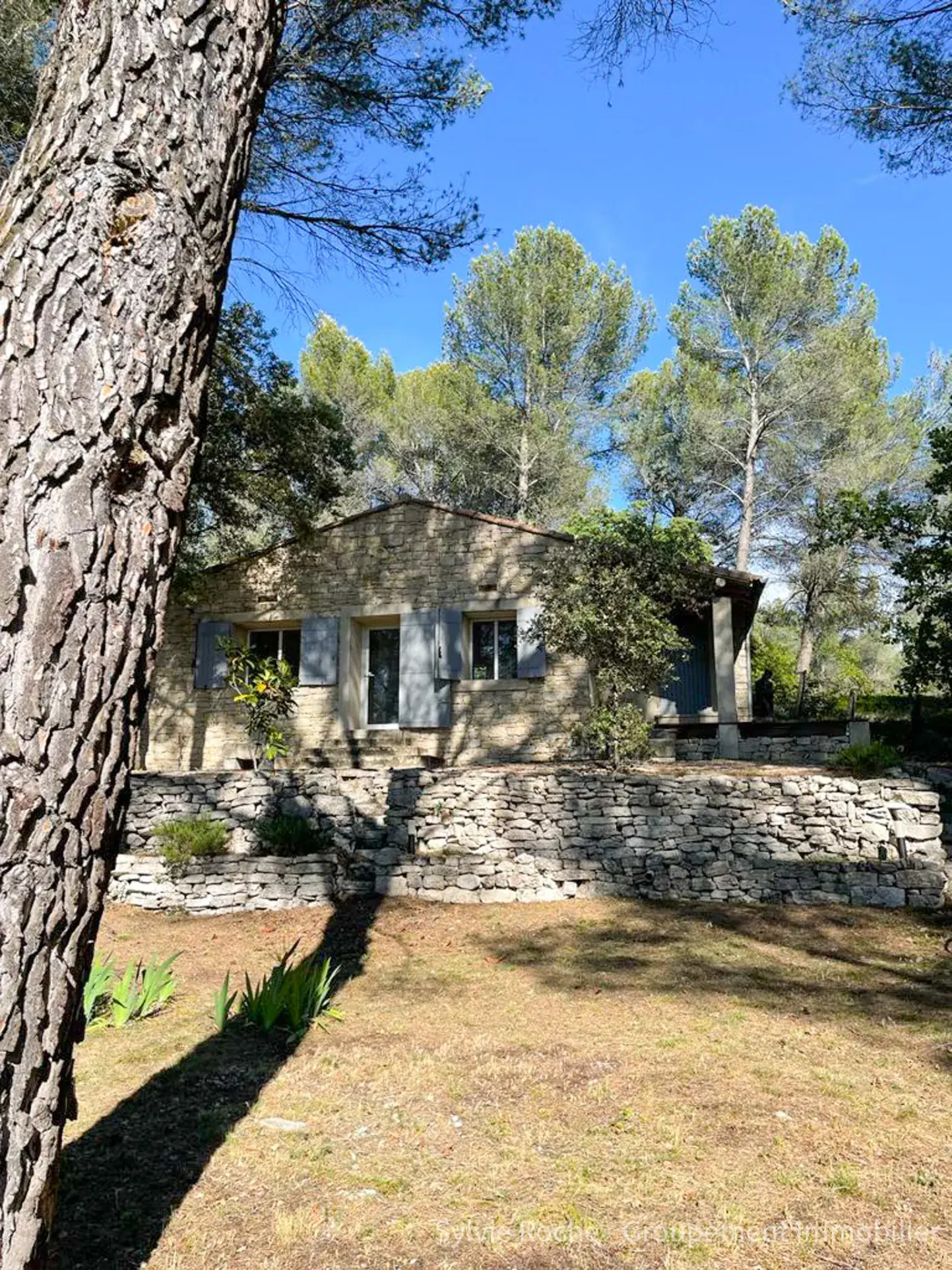 Mazet en pierre à Velleron, 2 pièces, 43 m², terrain 2875 m², rénovation récente 
