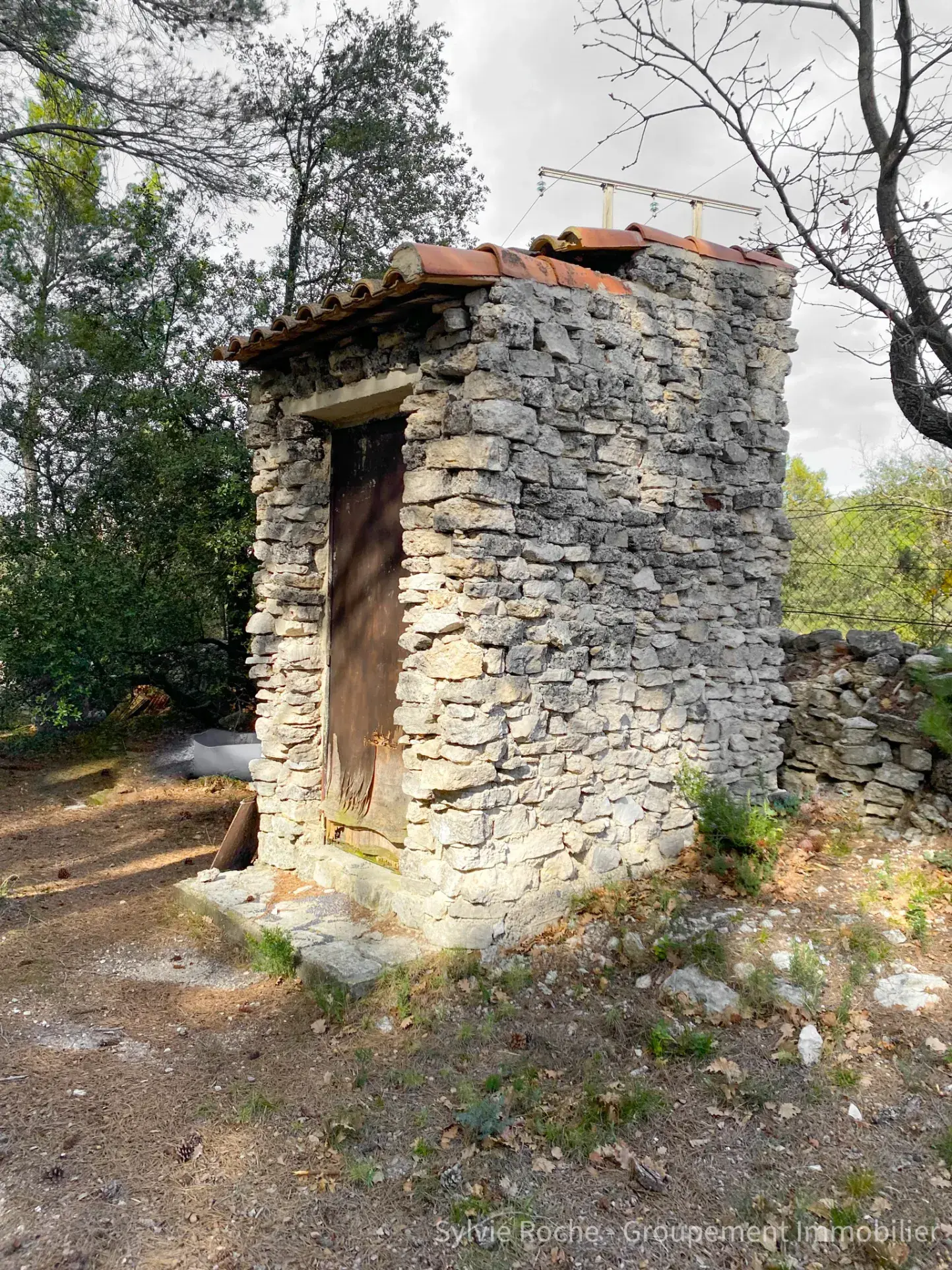 Mazet en pierre à Velleron, 2 pièces, 43 m², terrain 2875 m², rénovation récente 