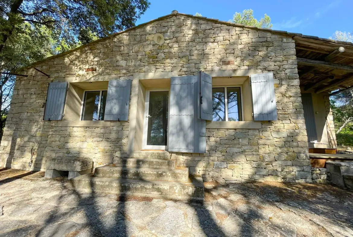 Mazet en pierre à Velleron, 2 pièces, 43 m², terrain 2875 m², rénovation récente 