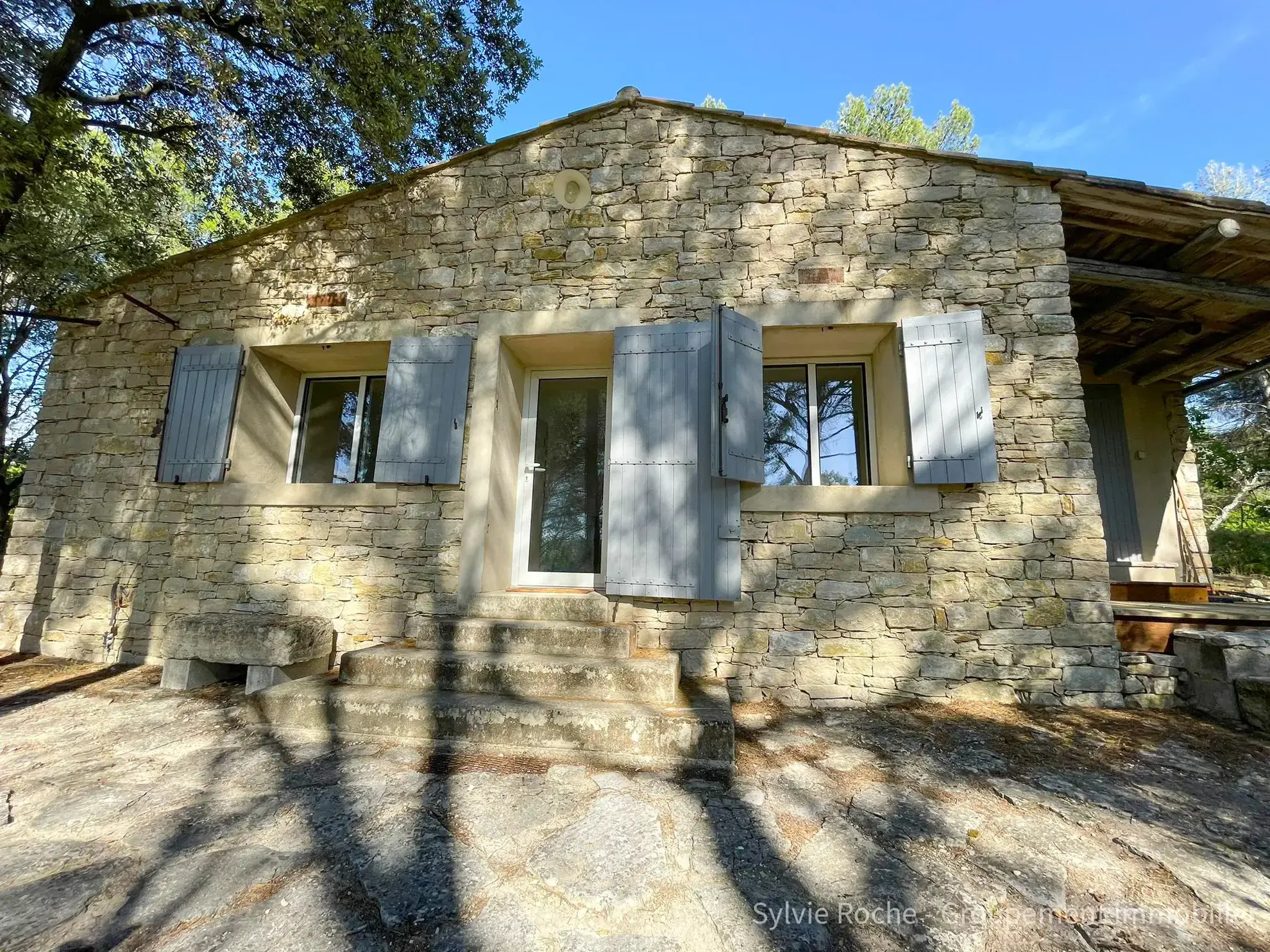 Mazet en pierre à Velleron, 2 pièces, 43 m², terrain 2875 m², rénovation récente 