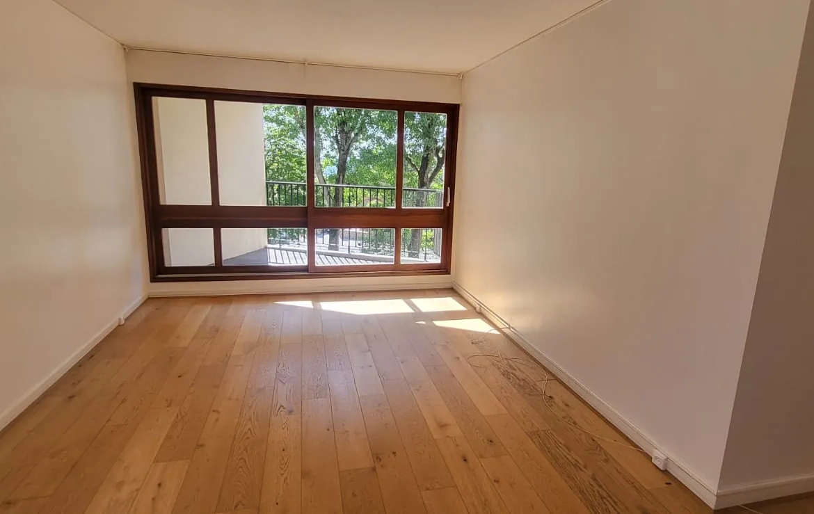 Appartement lumineux de 2/3 pièces à Le Chesnay avec parking et cave 