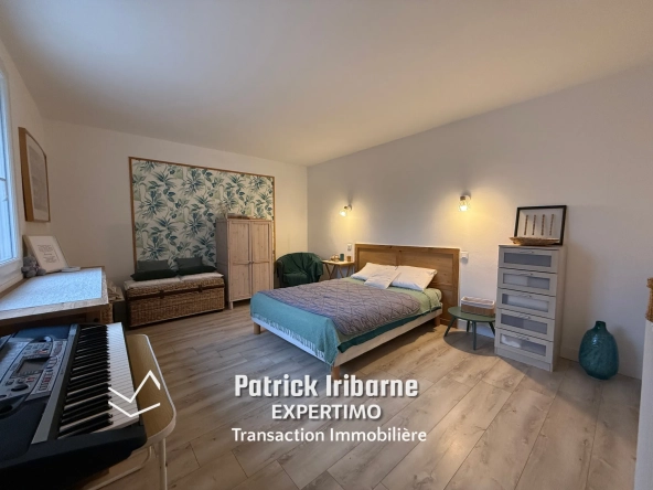 Maison ancienne rénovée à Saintes avec studio indépendant et jardin de 500 m²
