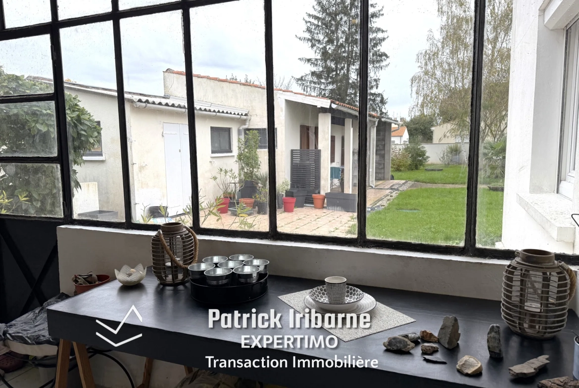 Maison ancienne rénovée à Saintes avec studio indépendant et jardin de 500 m² 