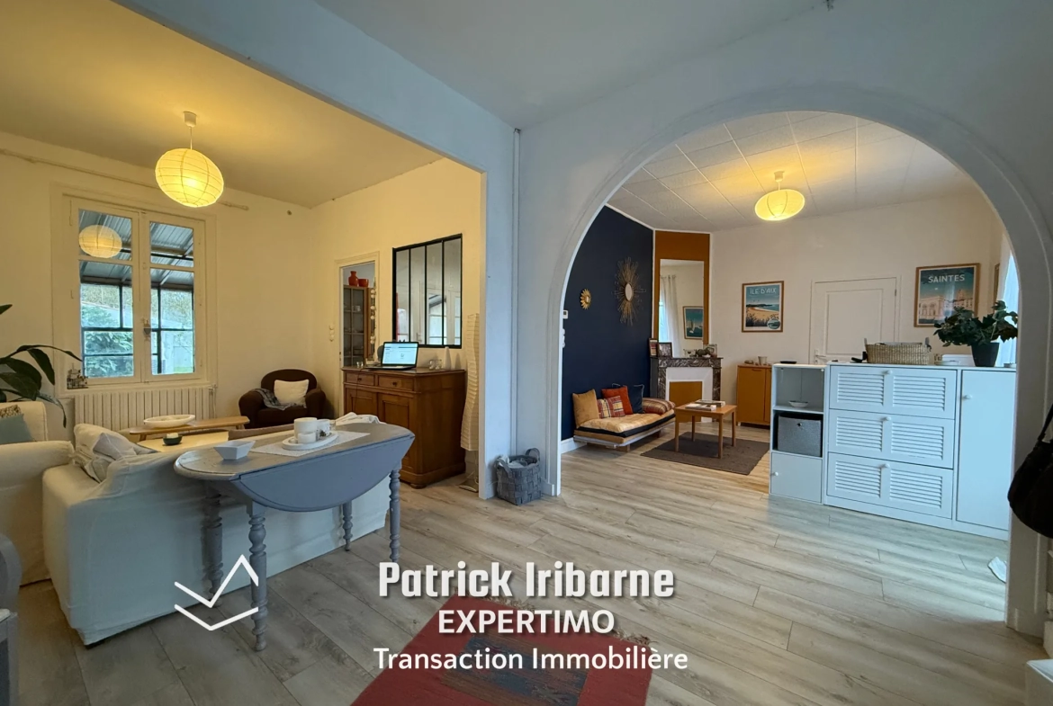 Maison ancienne rénovée à Saintes avec studio indépendant et jardin de 500 m² 