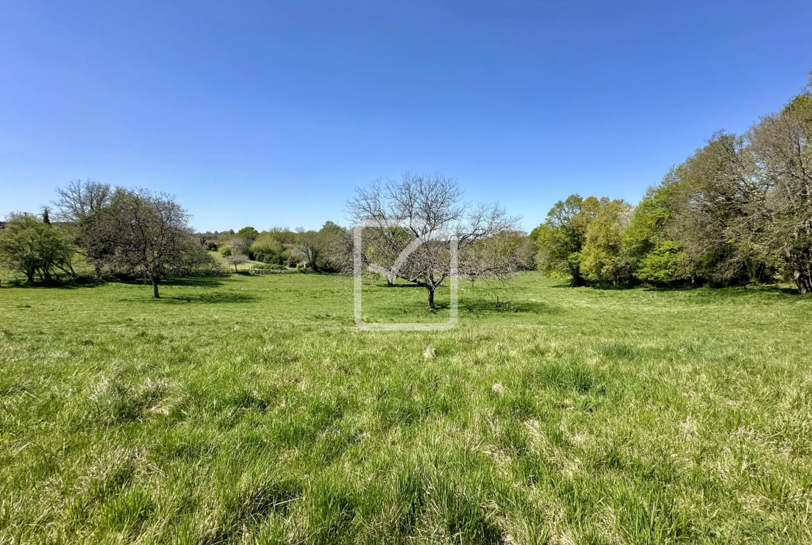 Superbe propriété agricole de 10 hectares avec lac et terre constructible à Sarlat-la-Canéda 