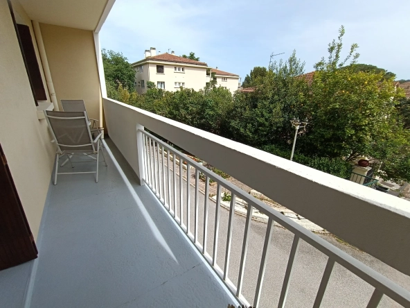 À vendre appartement T3 de 60 m² à Toulon Serinette avec garage et balcon 