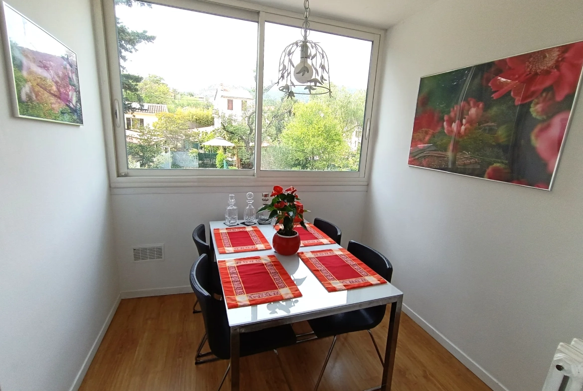 À vendre appartement T3 de 60 m² à Toulon Serinette avec garage et balcon 