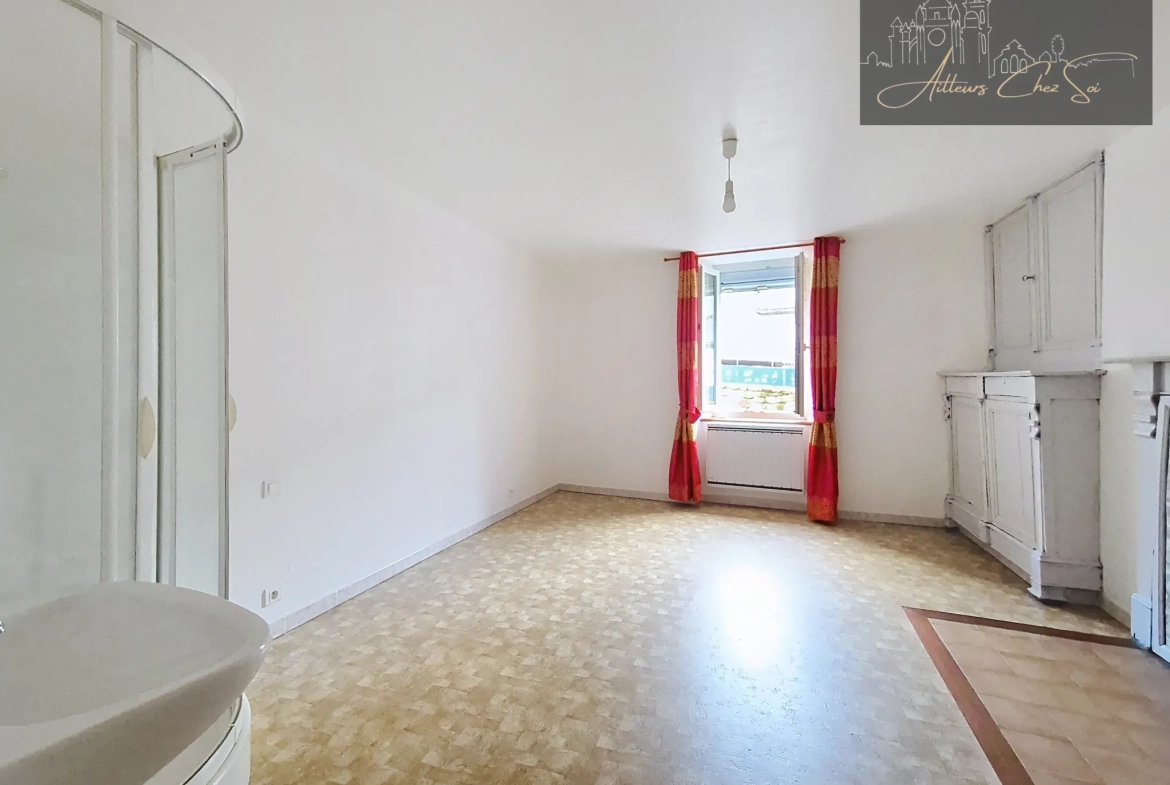 Maison de village en pierre de 164 m² avec jardin et garage à Salmiech 