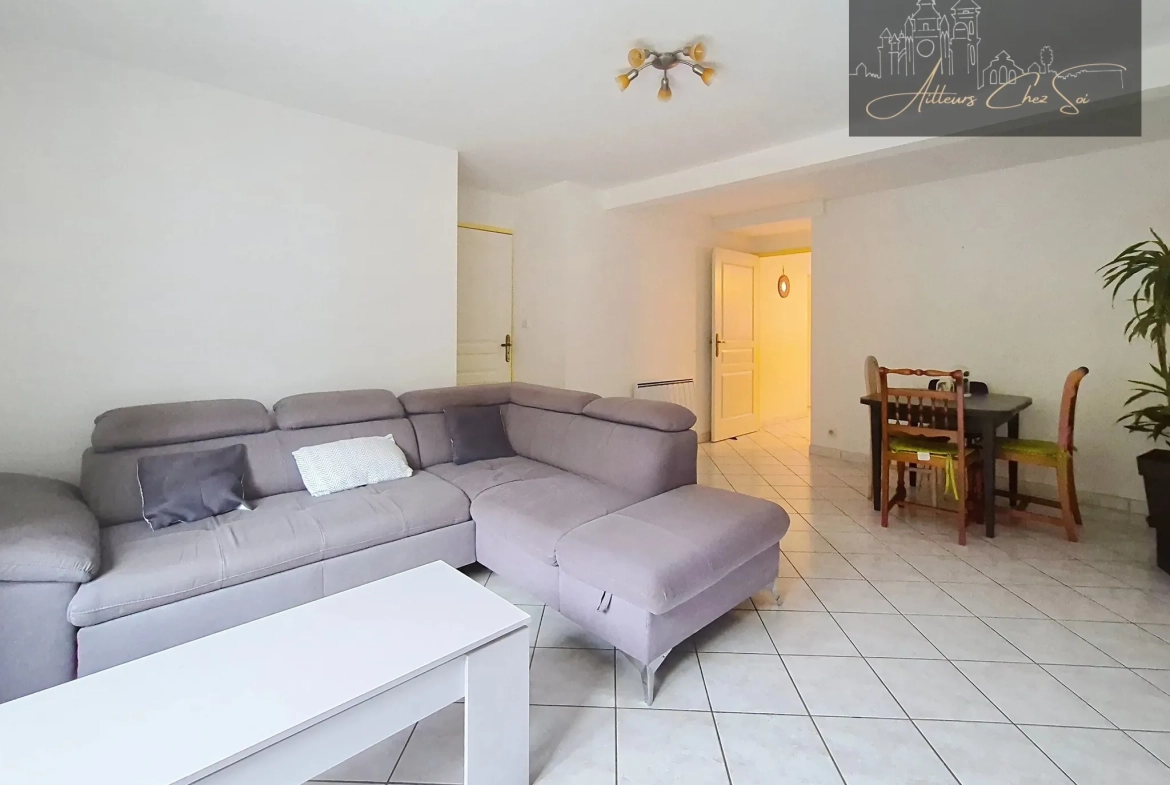 Maison de village en pierre de 164 m² avec jardin et garage à Salmiech 
