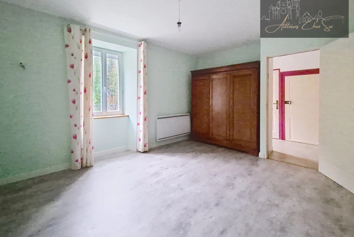 Maison de village en pierre de 164 m² avec jardin et garage à Salmiech 