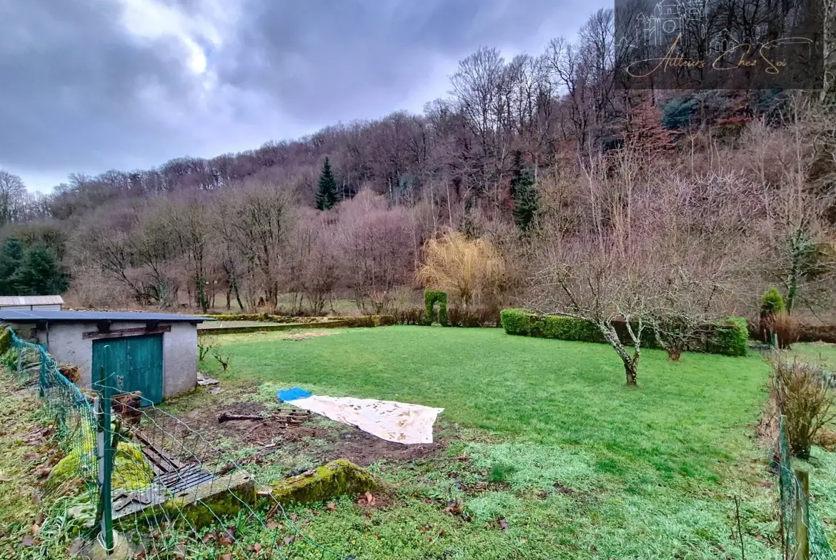 Maison de village en pierre de 164 m² avec jardin et garage à Salmiech 