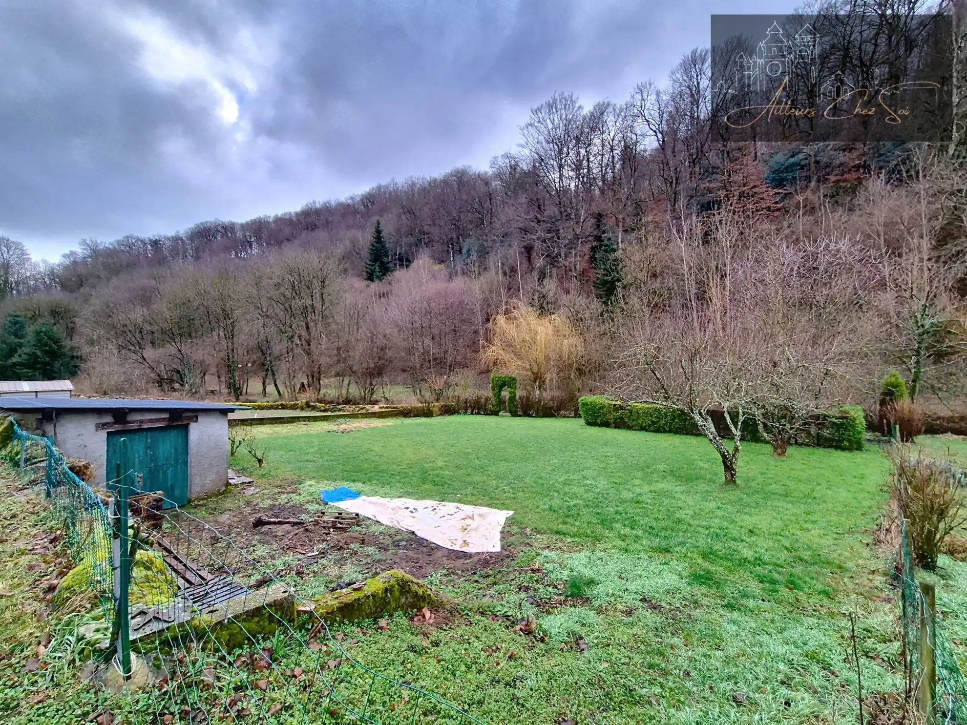 Maison de village en pierre de 164 m² avec jardin et garage à Salmiech 