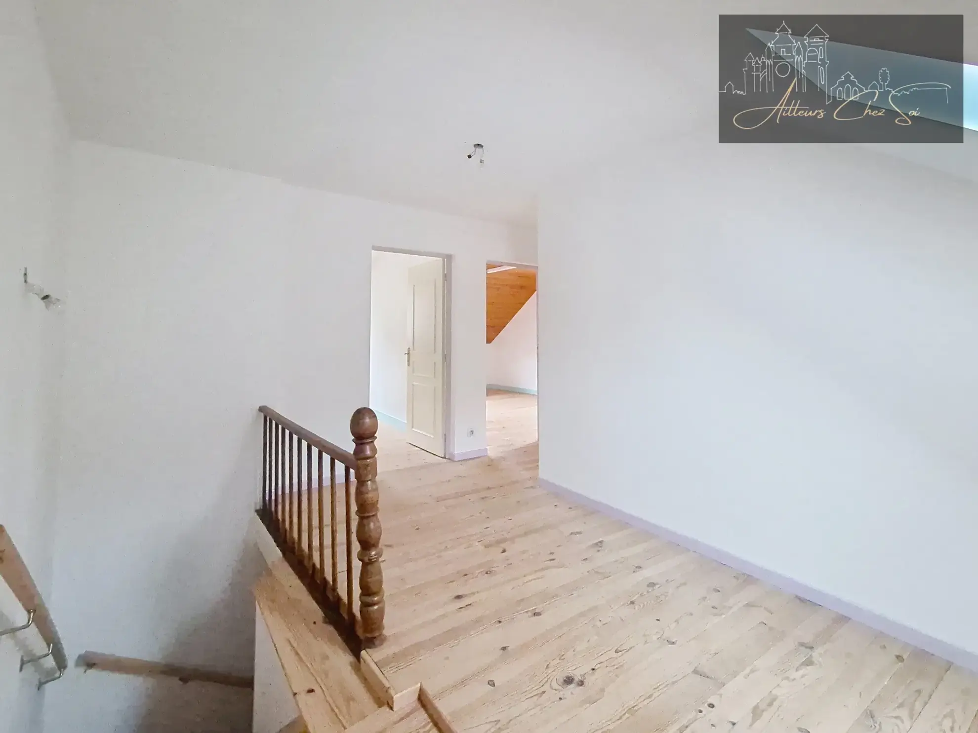 Maison de village en pierre de 164 m² avec jardin et garage à Salmiech 