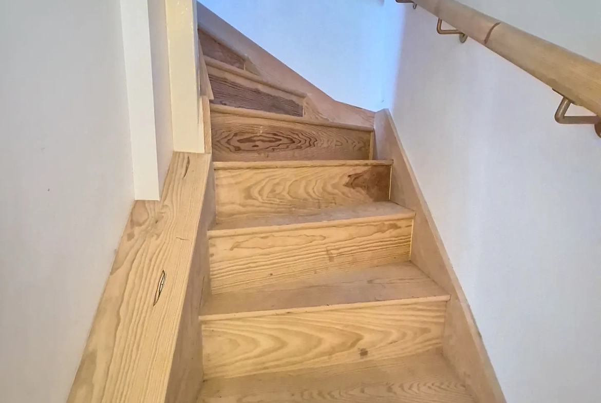 Maison de village en pierre de 164 m² avec jardin et garage à Salmiech 