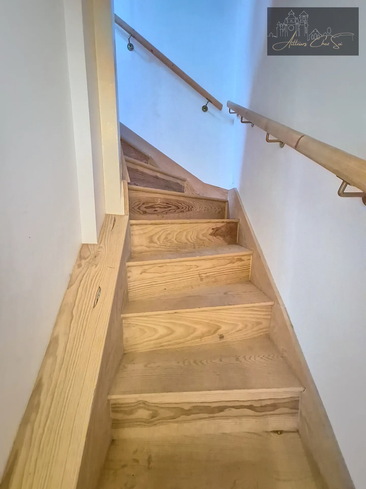 Maison de village en pierre de 164 m² avec jardin et garage à Salmiech 