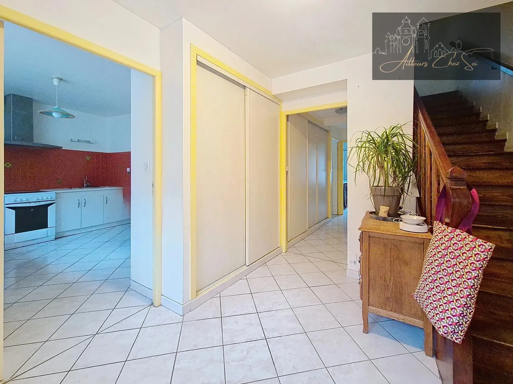 Maison de village en pierre de 164 m² avec jardin et garage à Salmiech 