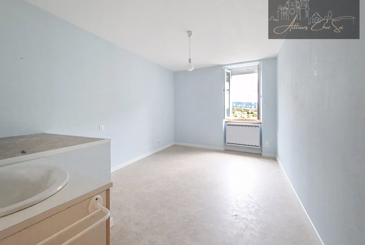 Maison de village en pierre de 164 m² avec jardin et garage à Salmiech 
