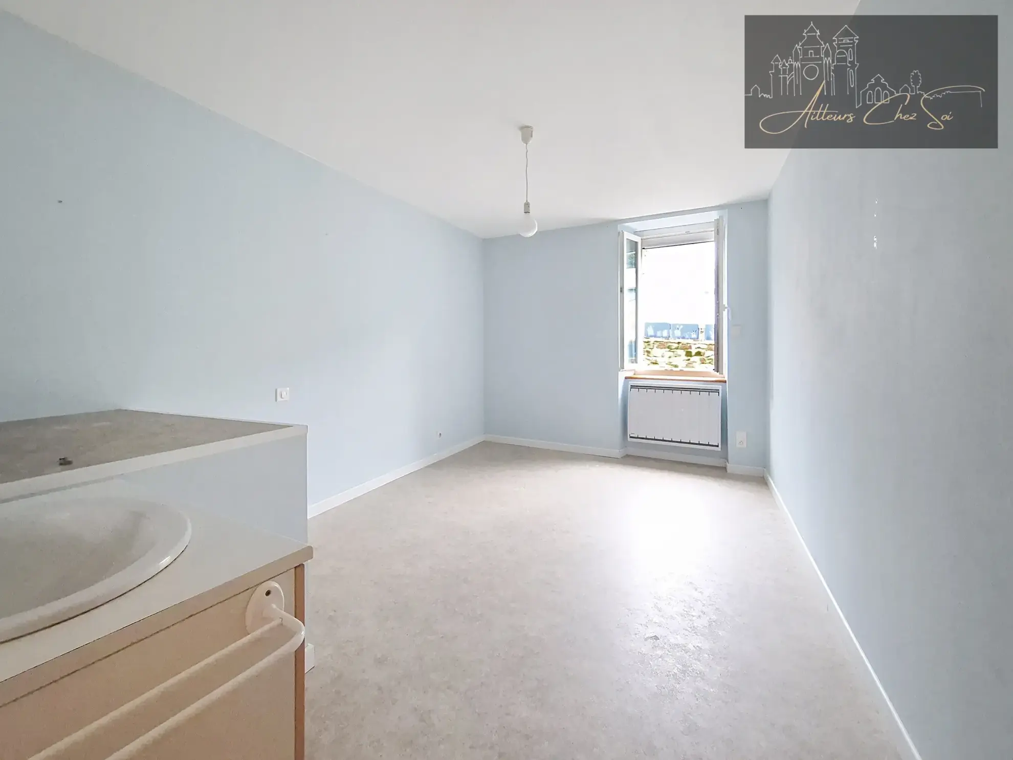Maison de village en pierre de 164 m² avec jardin et garage à Salmiech 