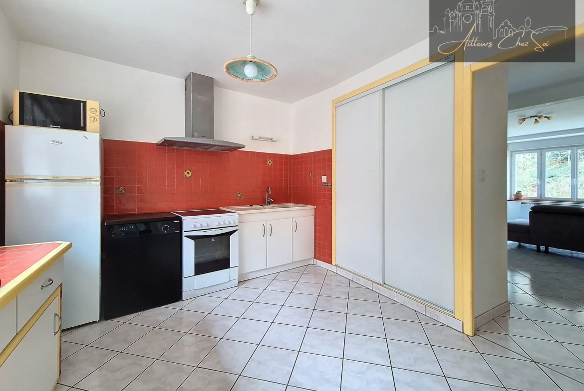 Maison de village en pierre de 164 m² avec jardin et garage à Salmiech 