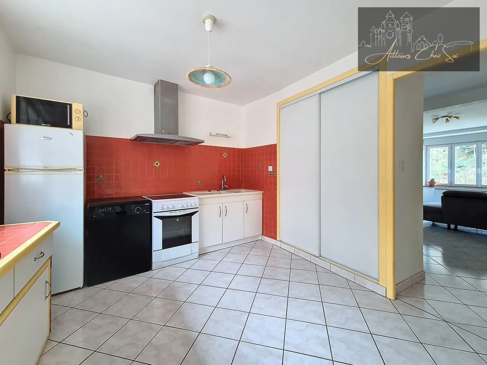 Maison de village en pierre de 164 m² avec jardin et garage à Salmiech 