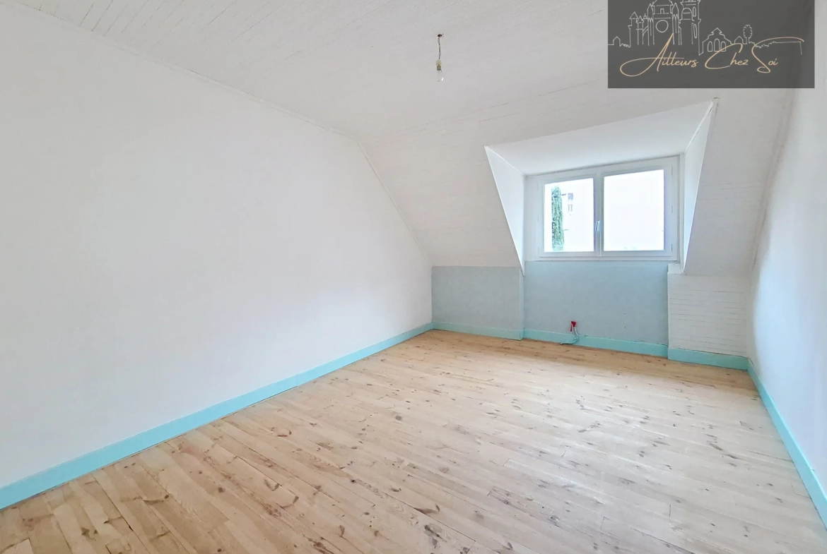 Maison de village en pierre de 164 m² avec jardin et garage à Salmiech 