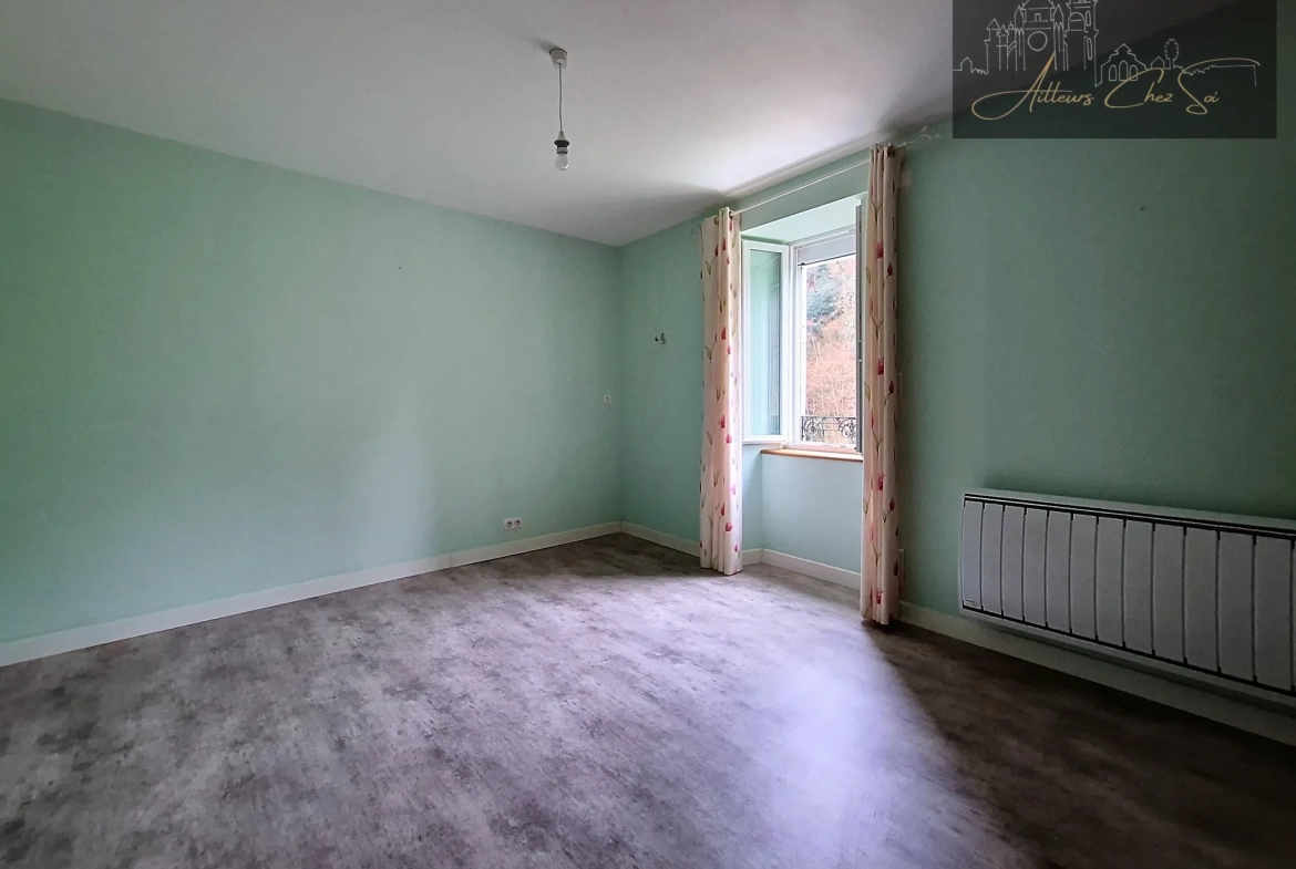 Maison de village en pierre de 164 m² avec jardin et garage à Salmiech 