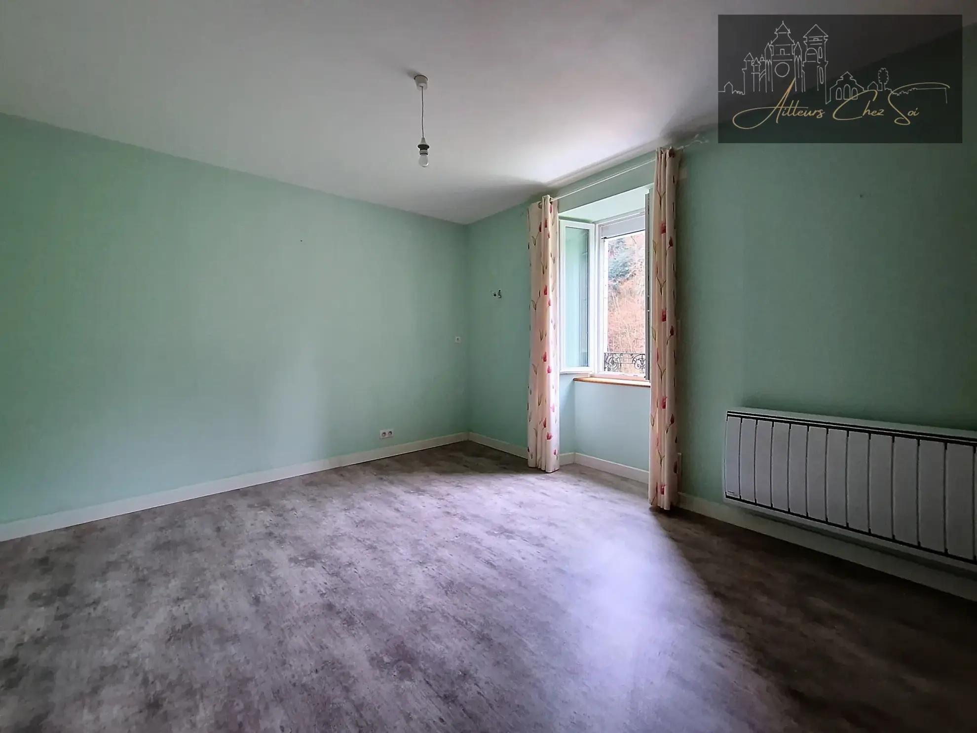 Maison de village en pierre de 164 m² avec jardin et garage à Salmiech 