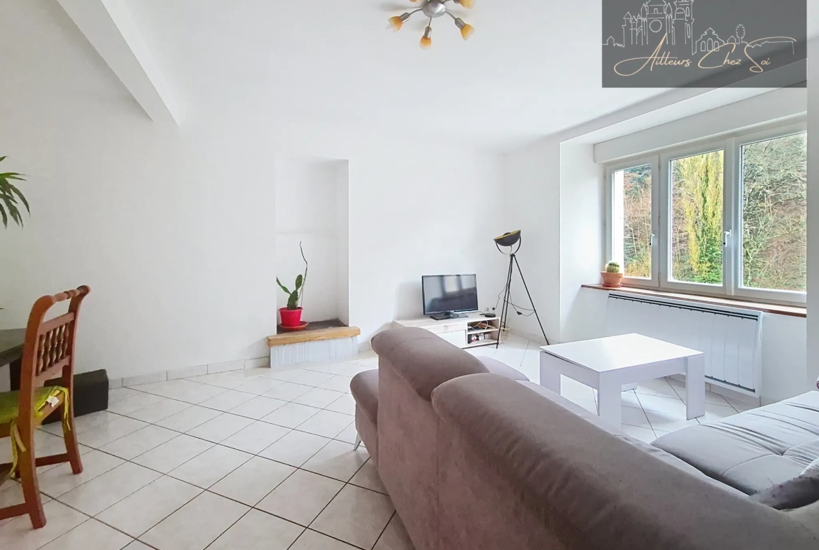 Maison de village en pierre de 164 m² avec jardin et garage à Salmiech 