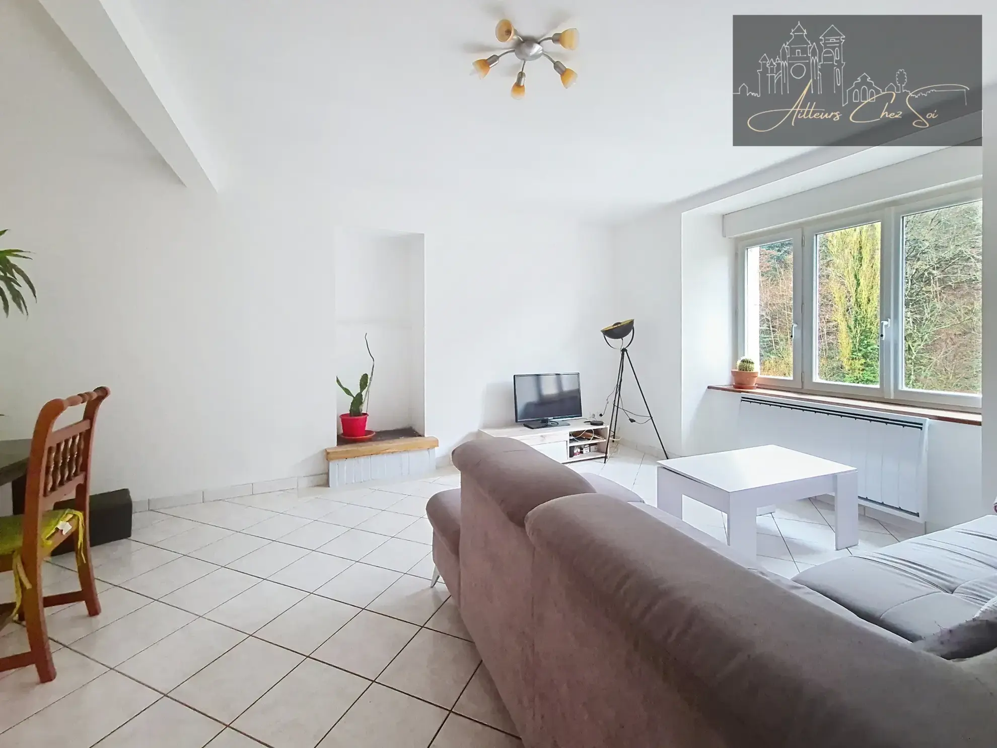 Maison de village en pierre de 164 m² avec jardin et garage à Salmiech 
