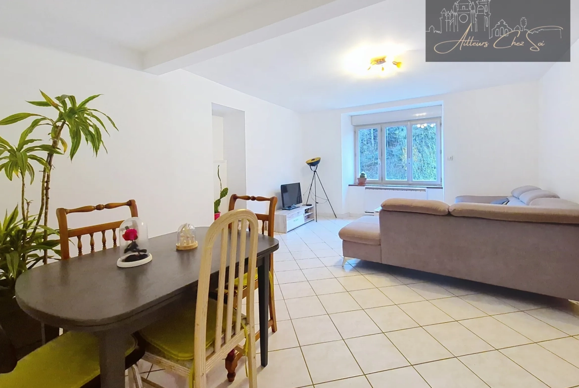 Maison de village en pierre de 164 m² avec jardin et garage à Salmiech 