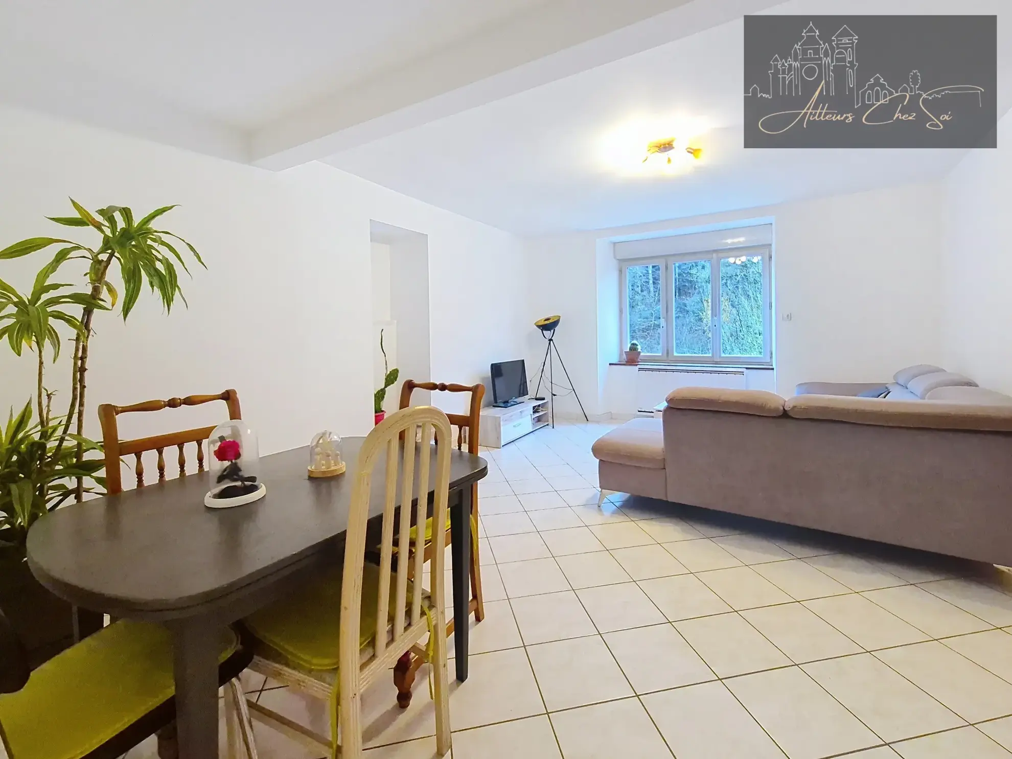 Maison de village en pierre de 164 m² avec jardin et garage à Salmiech 