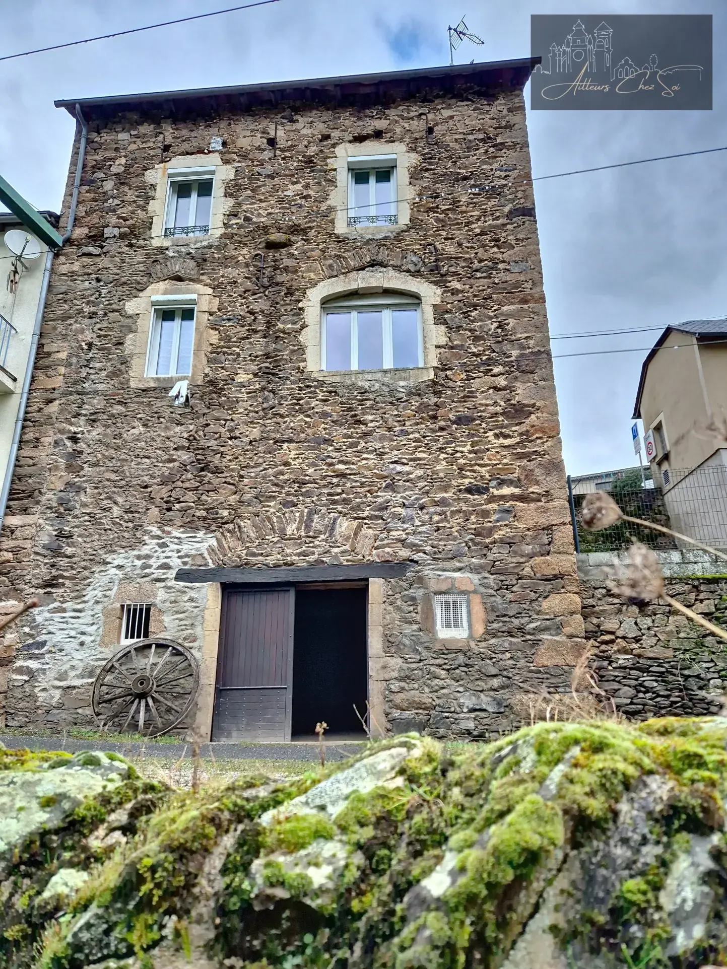 Maison de village en pierre de 164 m² avec jardin et garage à Salmiech 