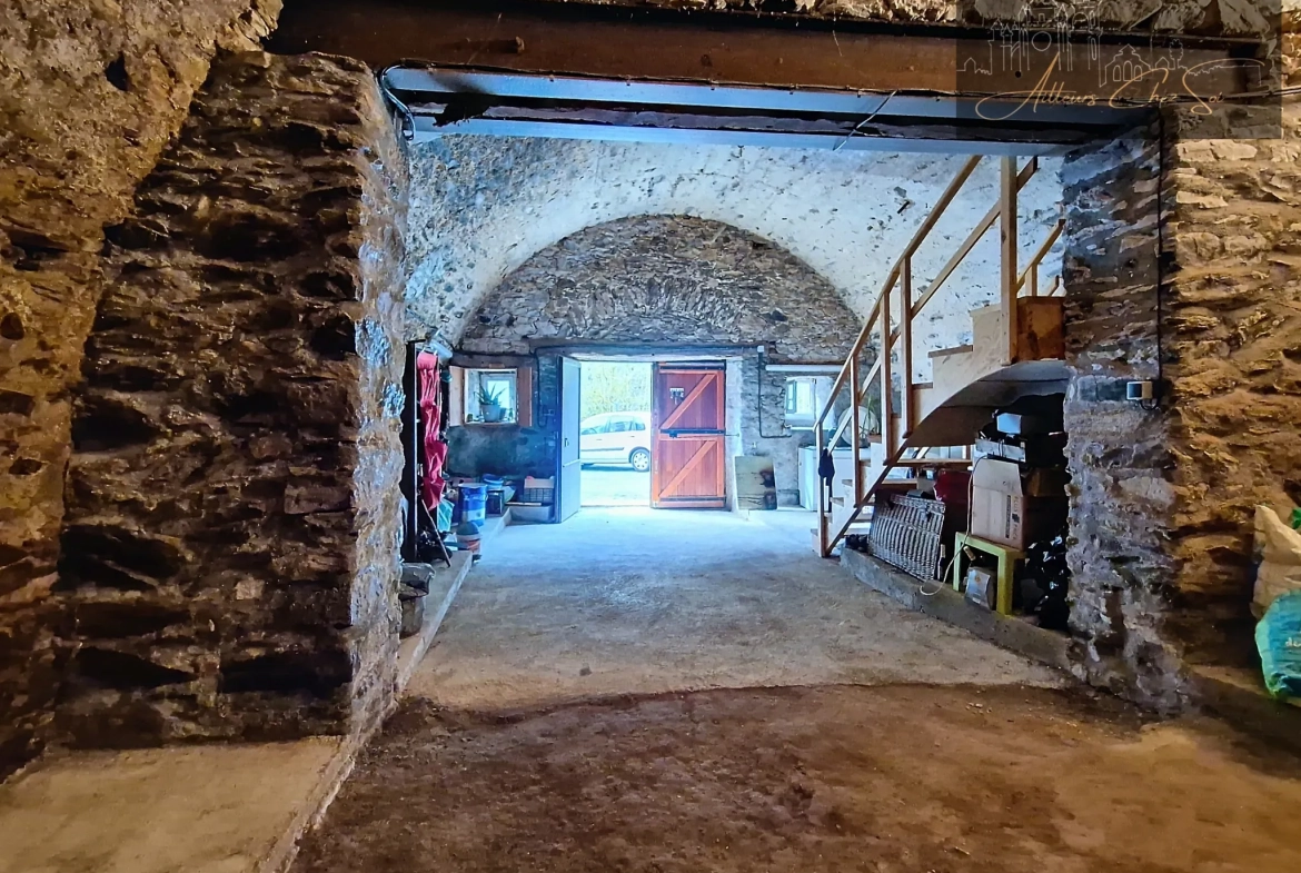 Maison de village en pierre de 164 m² avec jardin et garage à Salmiech 