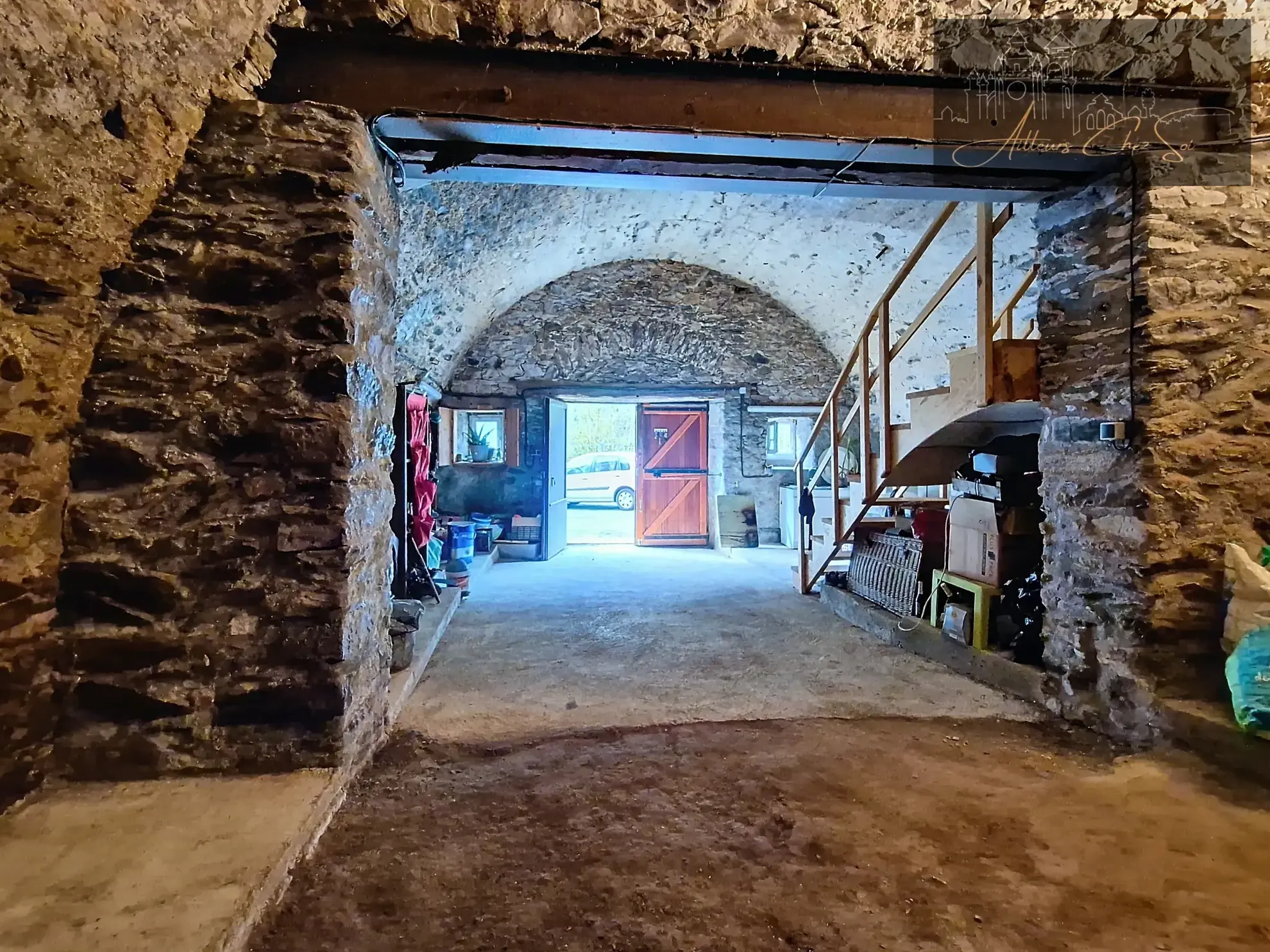 Maison de village en pierre de 164 m² avec jardin et garage à Salmiech 