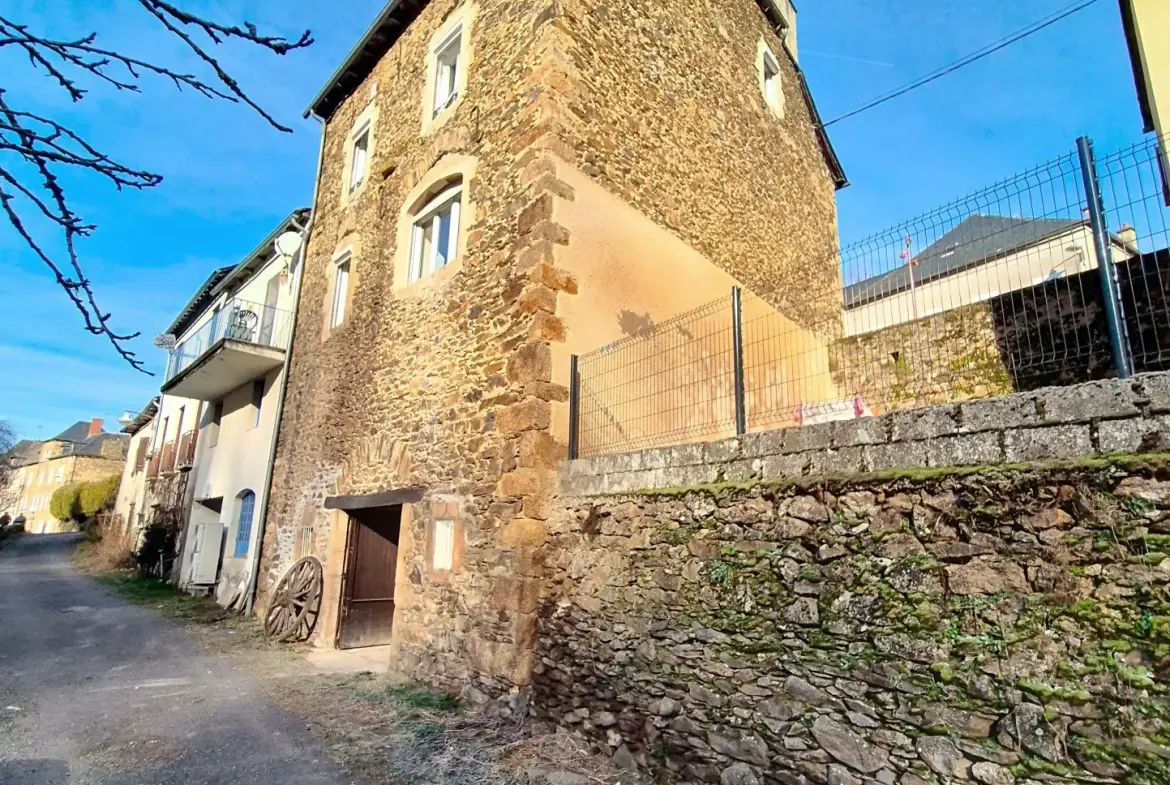 Maison de village en pierre de 164 m² avec jardin et garage à Salmiech 