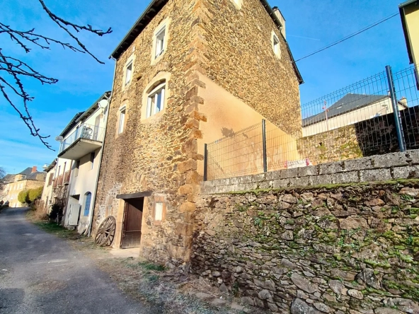Maison de village en pierre de 164 m² avec jardin et garage à Salmiech