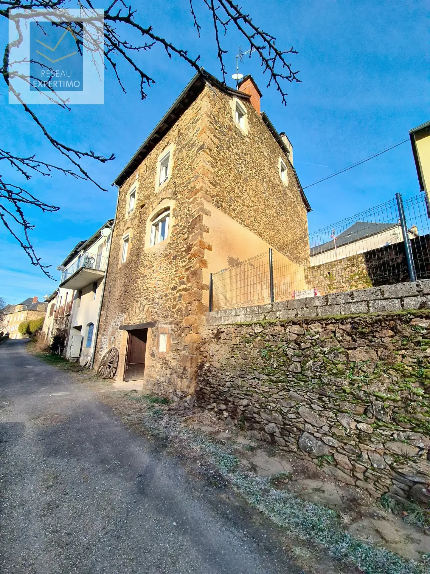 Maison de village en pierre de 164 m² avec jardin et garage à Salmiech 