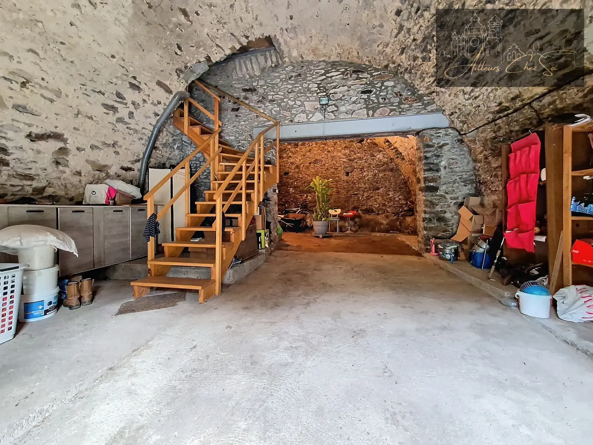 Maison de village en pierre de 164 m² avec jardin et garage à Salmiech 