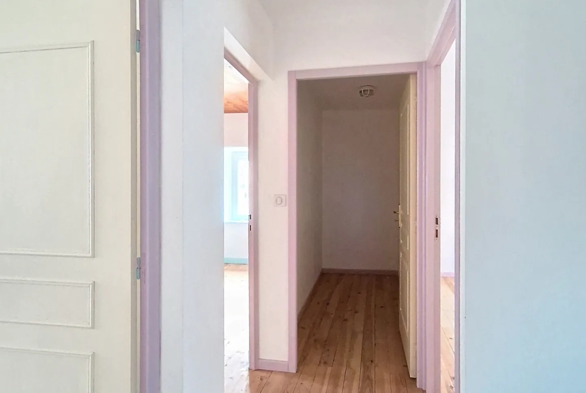 Maison de village en pierre de 164 m² avec jardin et garage à Salmiech 