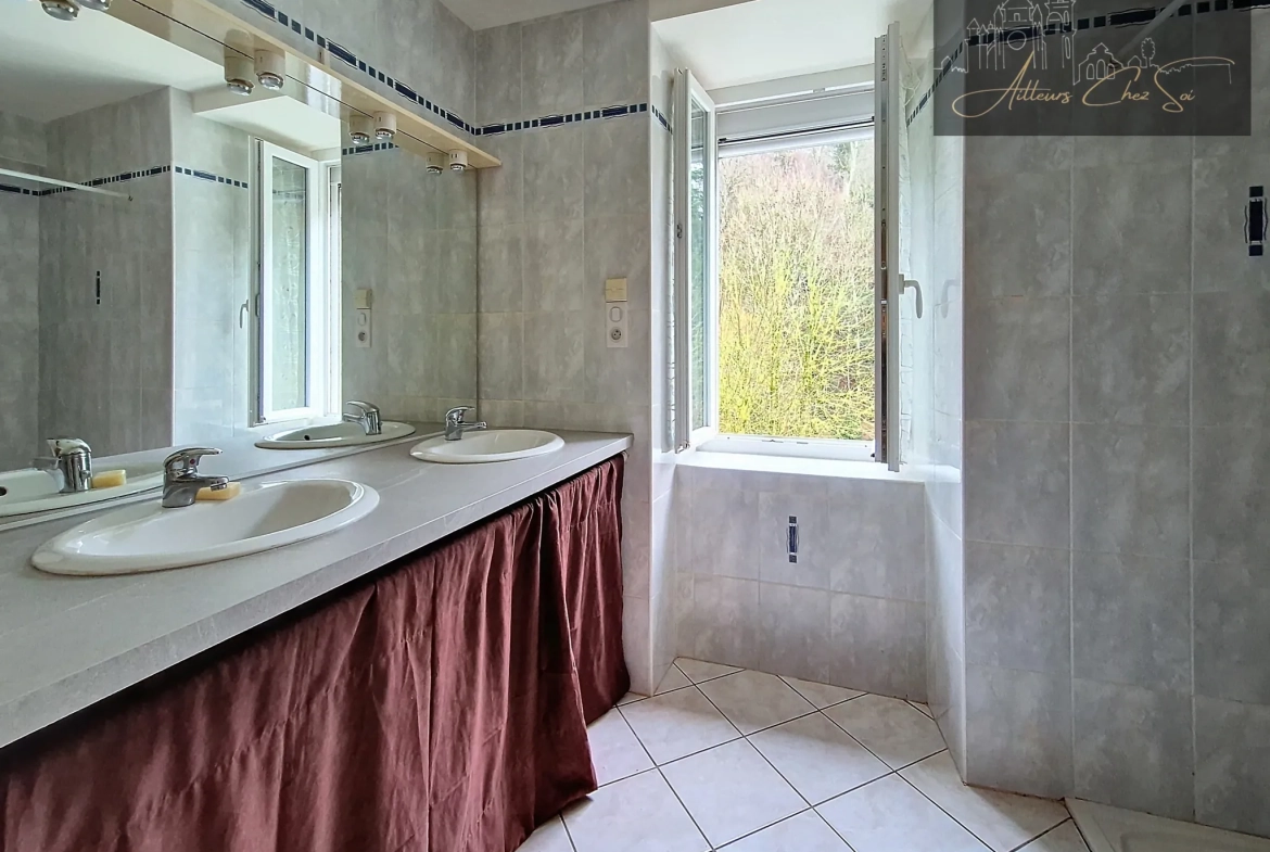 Maison de village en pierre de 164 m² avec jardin et garage à Salmiech 