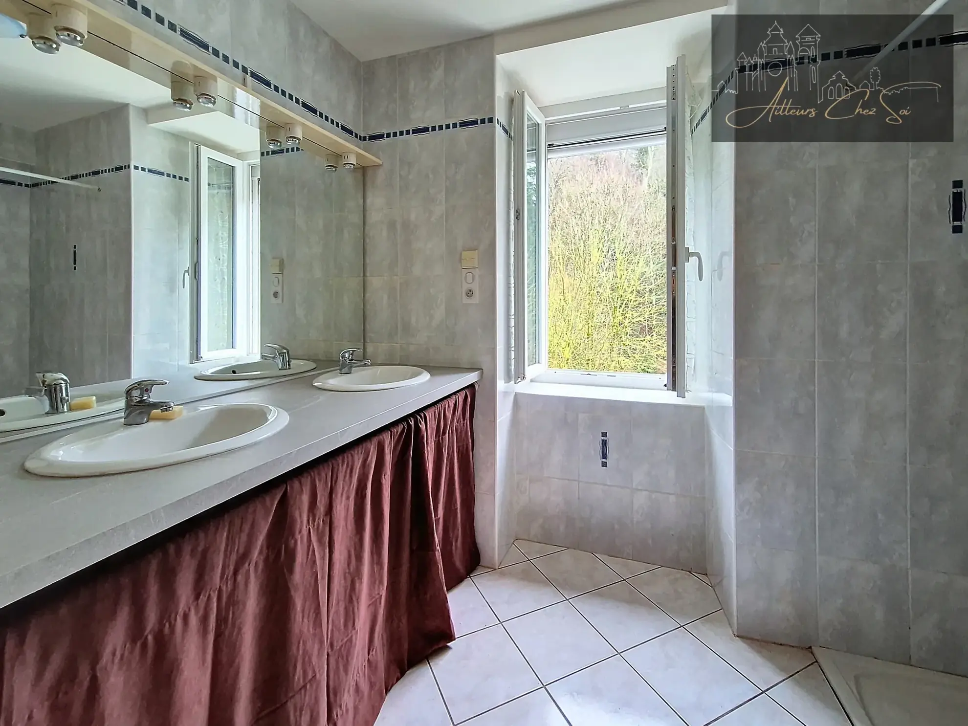 Maison de village en pierre de 164 m² avec jardin et garage à Salmiech 
