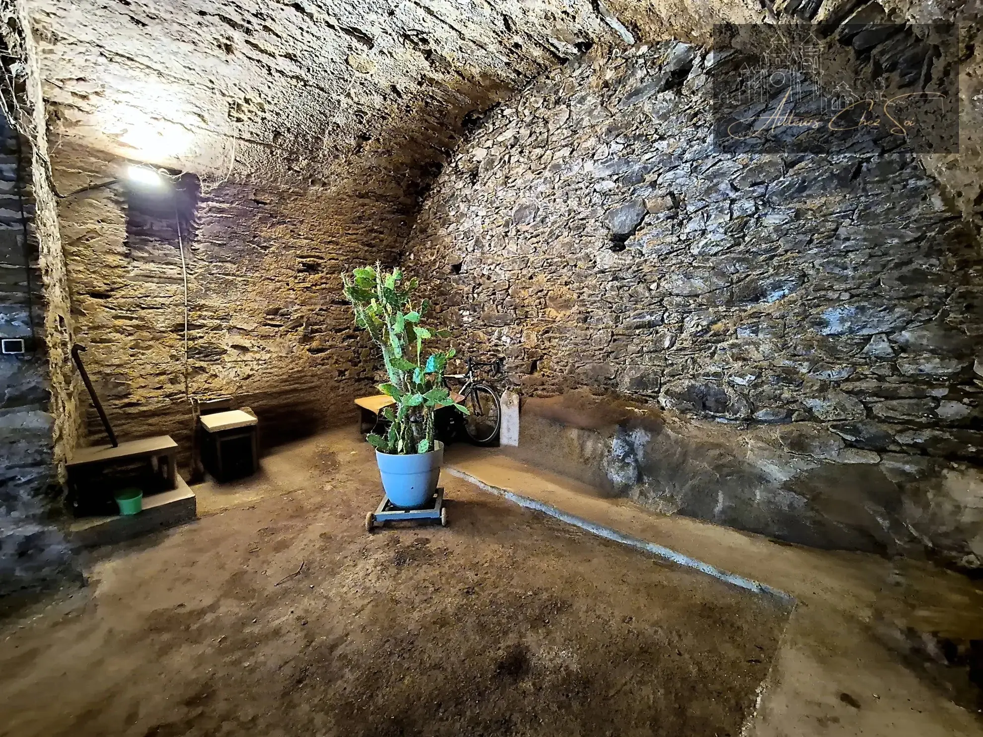 Maison de village en pierre de 164 m² avec jardin et garage à Salmiech 